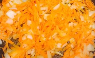 Тушкована капуста з картоплею – 10 дуже смачних рецептів з фото покроково