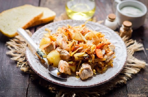 Тушкована капуста з картоплею – 10 дуже смачних рецептів з фото покроково