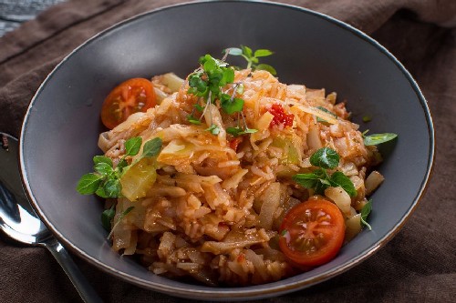 Тушкована капуста з сосисками — 7 дуже смачних рецептів з фото покроково