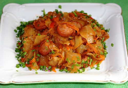 Тушкована капуста з сосисками — 7 дуже смачних рецептів з фото покроково