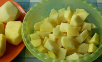 Тушкована картопля з мясом у каструлі — 6 покрокових рецептів з фото