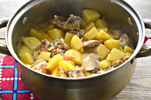 Тушкована картопля з мясом у каструлі — 6 покрокових рецептів з фото