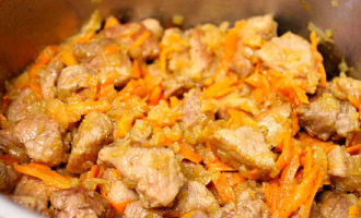 Тушкована картопля з мясом у каструлі – 5 смачних рецептів з фото покроково