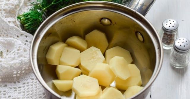 Тушкована Картопля з Сосисками Простий і Смачний Рецепт