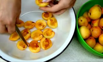 Варення з абрикосів з ядерцями королівські рецепти