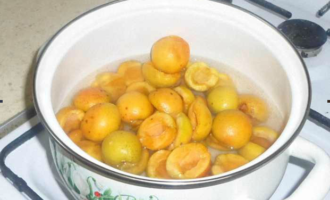 Варення з цілих абрикосів без кісточок часточками