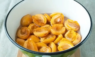 Янтарне варення з абрикосів часточками на зиму