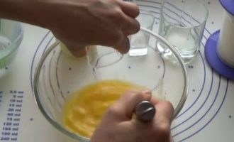Заварні млинці на кефірі і окропі з дірочками — 3 смачні рецепти