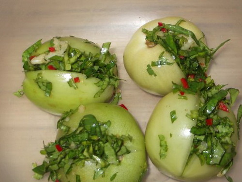 Зелені помідори на зиму в банку — 5 простих і смачних рецептів з фото покроково