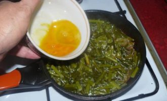 Смажені стрілки часнику з яйцем — покроковий рецепт з фото