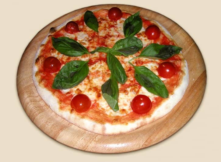 Смачна піца Маргарита з моцарелою   Смачний рецепт піци