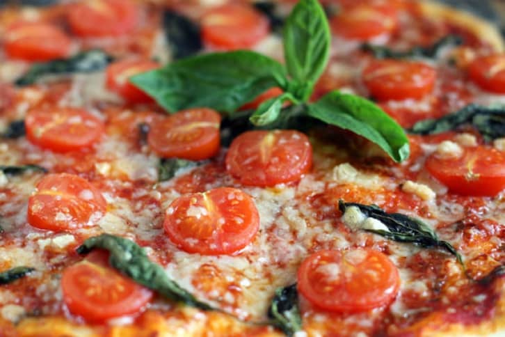 Смачна піца з базиліком і помідорами   Смачний рецепт піци