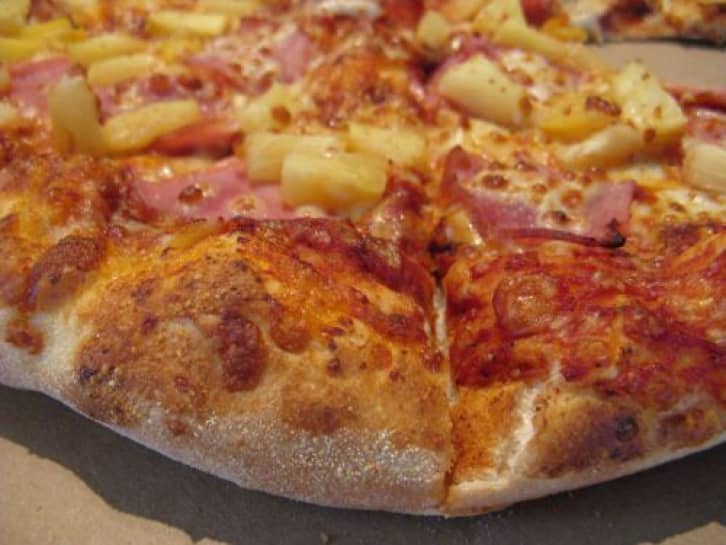 Смачна піца з ананасами і шинкою   Смачний рецепт піци