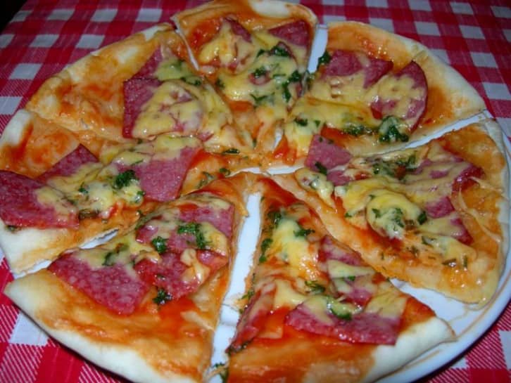 Смачна піца з начинкою з салямі і кабачків цукіні   Смачний рецепт піци