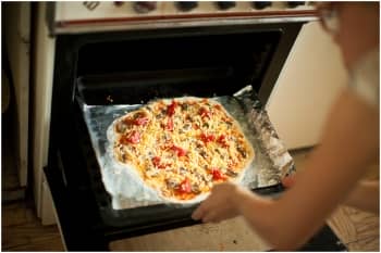 Як приготувати піцу в духовці   Смачний рецепт піци