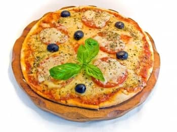 Смачна піца з моцарелою   Смачний рецепт піци