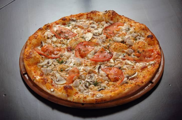 Смачна піца з грибами і куркою   Смачний рецепт піци