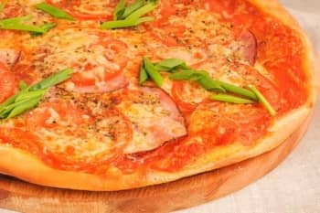 Смачна піца з грибами, помідорами і шинкою   Смачний рецепт піци