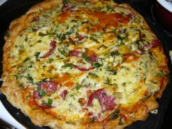 Піца з помідорами, ковбасою і сиром   Смачний рецепт піци