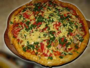 Домашня піца з шинкою та цибулею   Смачний рецепт піци