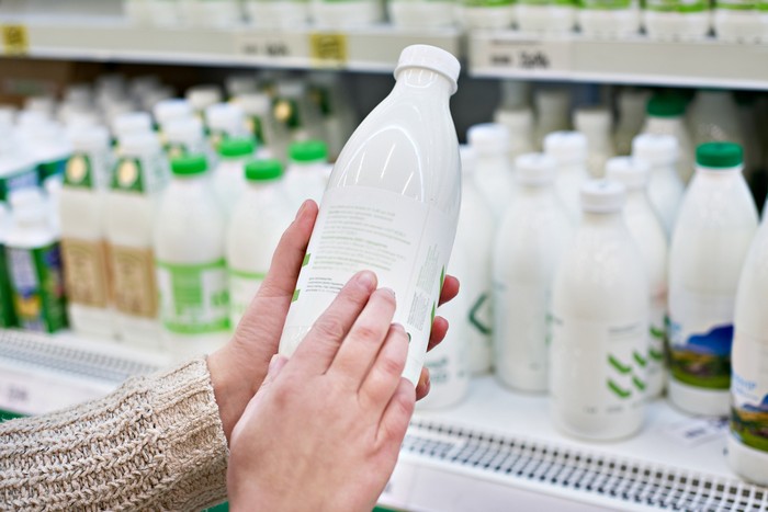 Як зберігати молоко і молочні продукти: основні правила