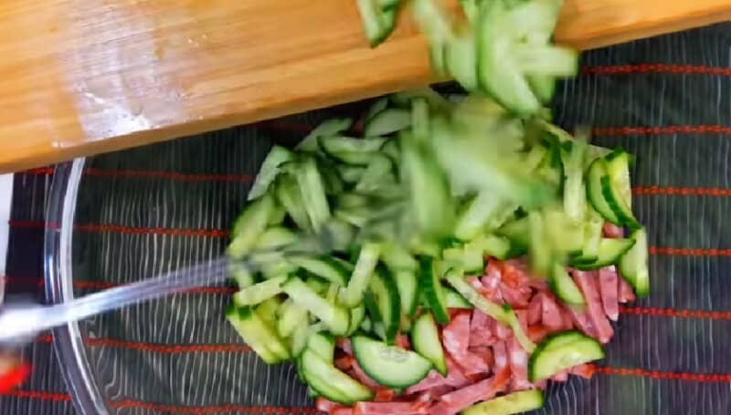 Смачні та прості салати на швидку руку для святкового столу