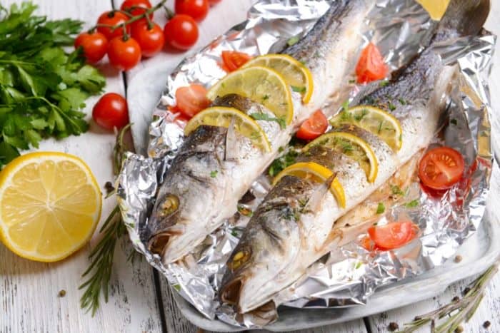Як приготувати рибу у фользі в духовці