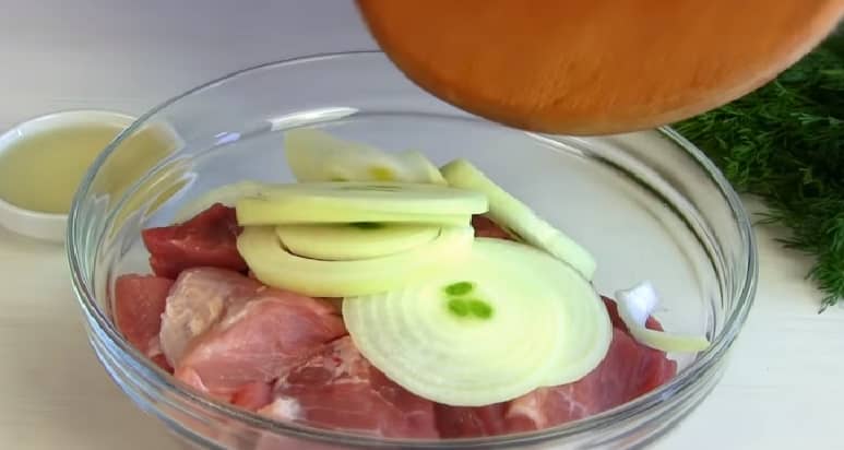 Соковитий шашлик зі свинини в духовці на шпажках – кращі рецепти в домашніх умовах