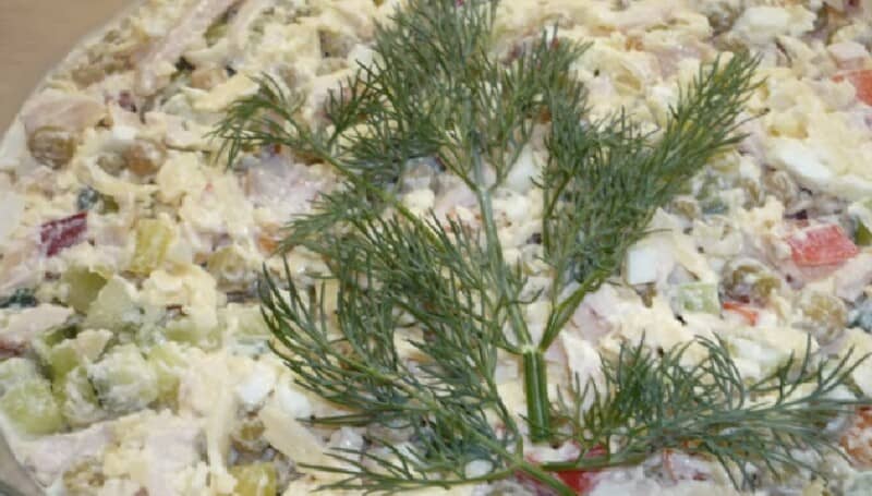 Смачні та прості салати на швидку руку для святкового столу