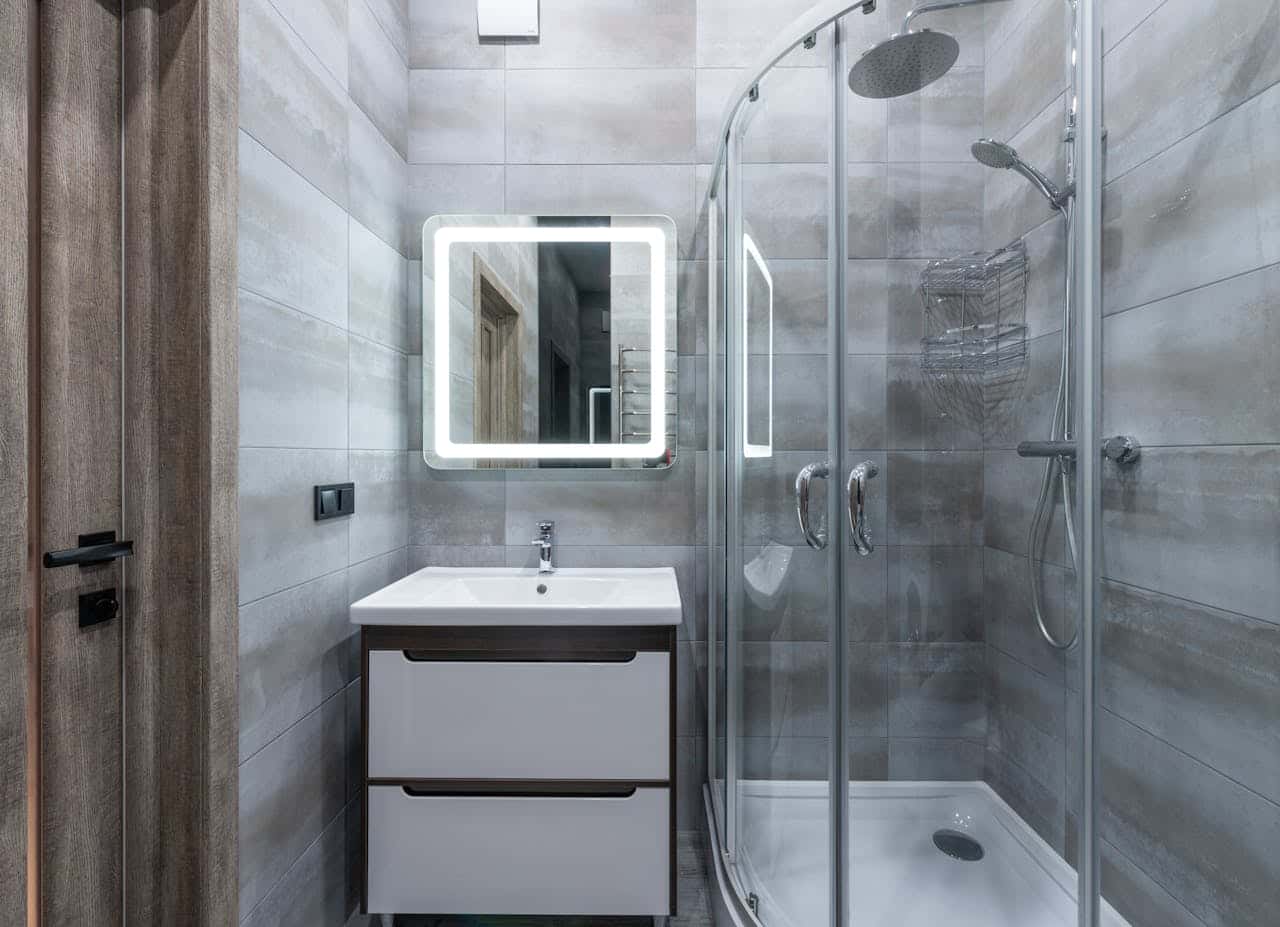 Кутові душові кабіни для невеликих ванних кімнат